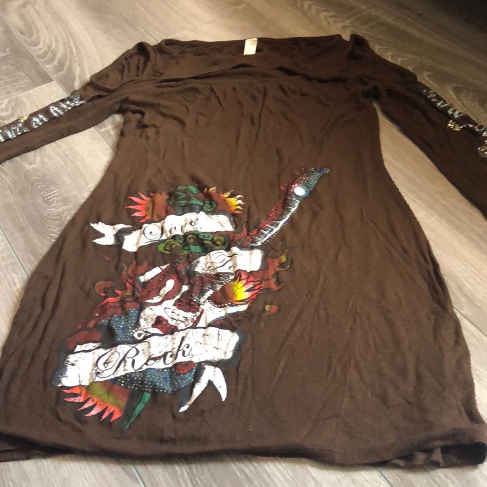 Brown log top with graphic bling
